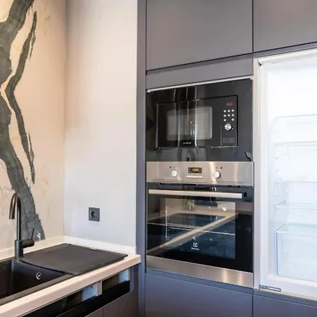 Bright And Modern With Stunning View דירה